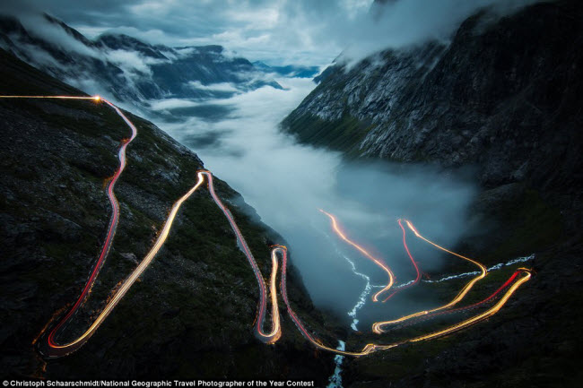 Nhiếp ảnh gia Christoph Schaarschmidt ghi lại cảnh tượng ô tô di chuyển dọc con đường uốn lượn trong khi sương dần tan trên thung lũng Trollstigen, Na Uy. Cuộc thi ảnh du lịch National Geographic Traveler 2016 vẫn đang diễn ra và tiếp nhận các bức ảnh dự thi cho đến ngày 27.5 tới.