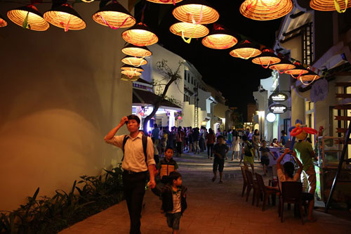 Giới trẻ Hạ Long thích thú khi đến Little Vietnam trong dịp nghỉ lễ - 4