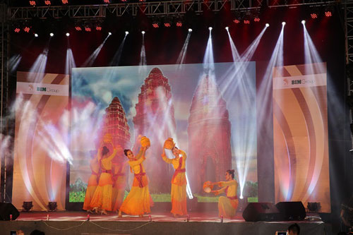 Giới trẻ Hạ Long thích thú khi đến Little Vietnam trong dịp nghỉ lễ - 6