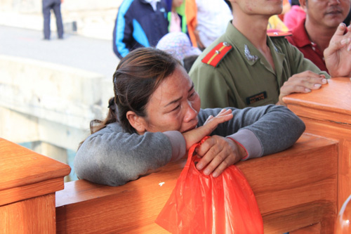 Đẫm nước mắt ngày gặp mặt 34 ngư dân gặp nạn ở Hoàng Sa - 11