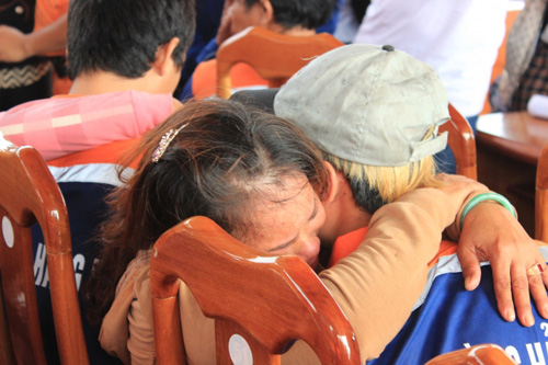 Đẫm nước mắt ngày gặp mặt 34 ngư dân gặp nạn ở Hoàng Sa - 9