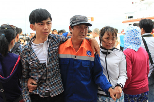 Đẫm nước mắt ngày gặp mặt 34 ngư dân gặp nạn ở Hoàng Sa - 1