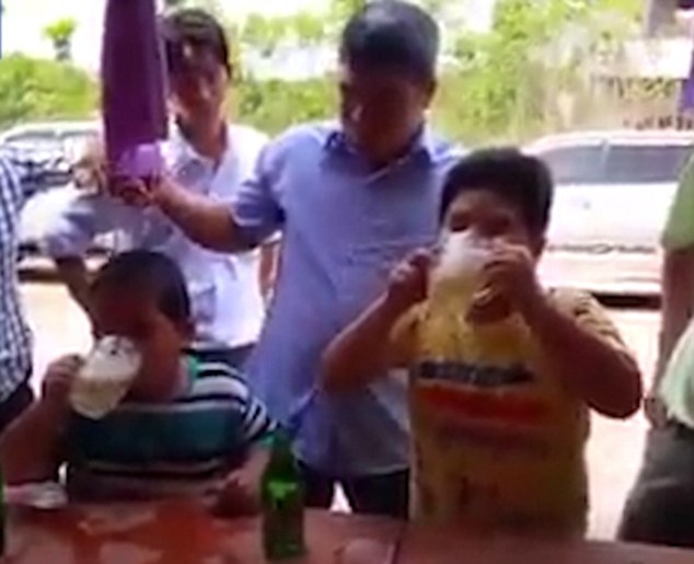 Báo nước ngoài viết về 2 cậu bé Việt Nam thi uống bia - 1