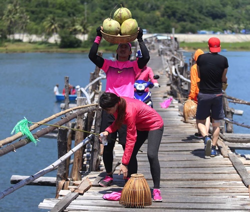 Hương Giang bối rối chăn vịt và diện bikini bắt bóng - 2