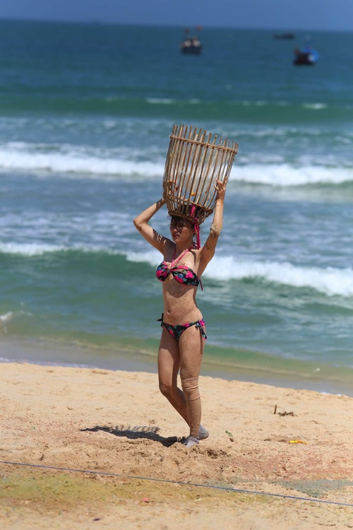 Hương Giang bối rối chăn vịt và diện bikini bắt bóng - 3