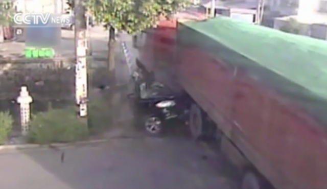 Video: Xe tải nghiền nát xe con, 3 người sống sót kì diệu - 1