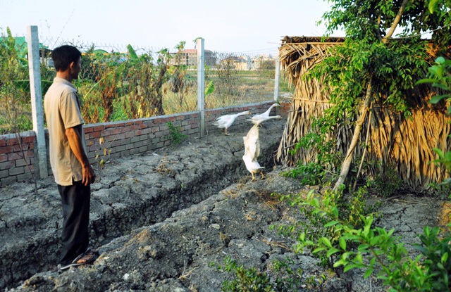 Trao quyết định đình chỉ vụ án cho chủ chòi vịt - 3