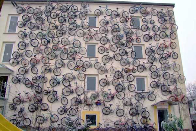 Tòa nhà được trang trí bằng hàng chục chiếc xe đạp.