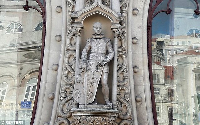 Chụp “tự sướng” vỡ tan tượng hơn trăm năm tuổi - 3