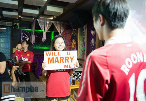 “Chao đảo” vụ fan nữ MU cầu hôn bạn trai ở Sài Gòn - 1