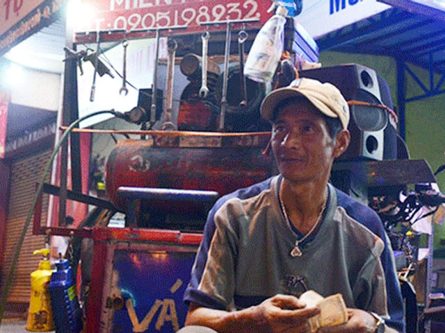 “Lão gàn” nghèo 12 năm sửa xe miễn phí cho người tàn tật - 1