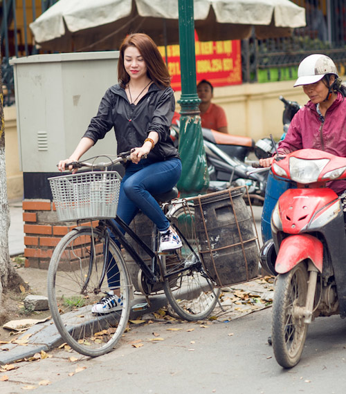 Xúc động cảnh Trà Ngọc Hằng nuôi heo, bán bánh kiếm tiền - 1