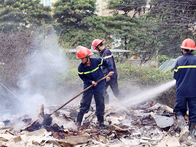 HN: Cháy cạnh công ty điện lực, cả khu phố náo loạn - 2