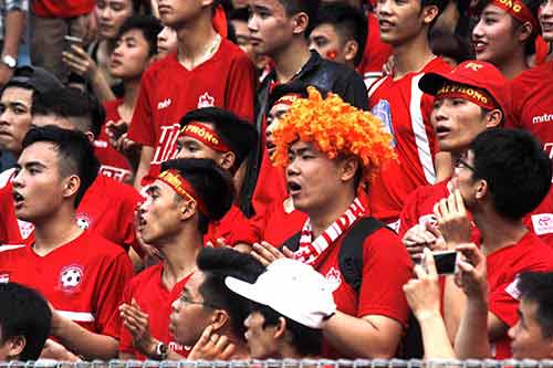 "Bão" CĐV Hải Phòng làm nổi sóng sân Hàng Đẫy - 2