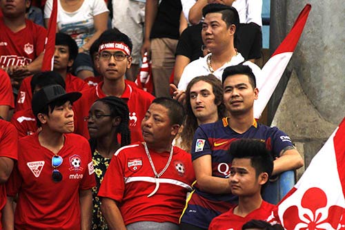 "Bão" CĐV Hải Phòng làm nổi sóng sân Hàng Đẫy - 3