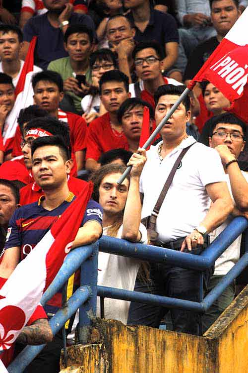 "Bão" CĐV Hải Phòng làm nổi sóng sân Hàng Đẫy - 4