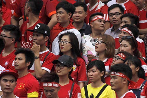 "Bão" CĐV Hải Phòng làm nổi sóng sân Hàng Đẫy - 6