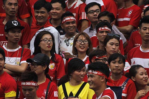 "Bão" CĐV Hải Phòng làm nổi sóng sân Hàng Đẫy - 7