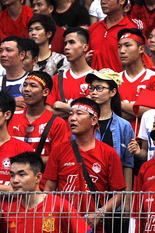 "Bão" CĐV Hải Phòng làm nổi sóng sân Hàng Đẫy - 8