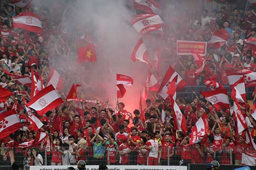 "Bão" CĐV Hải Phòng làm nổi sóng sân Hàng Đẫy - 9