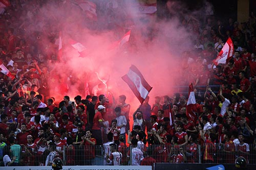 "Bão" CĐV Hải Phòng làm nổi sóng sân Hàng Đẫy - 10