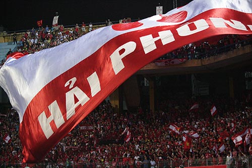 "Bão" CĐV Hải Phòng làm nổi sóng sân Hàng Đẫy - 11