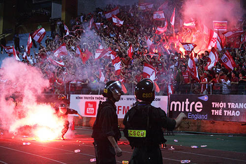 "Bão" CĐV Hải Phòng làm nổi sóng sân Hàng Đẫy - 12