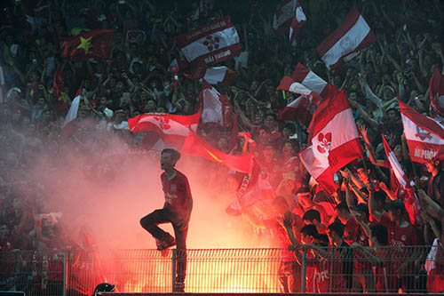 "Bão" CĐV Hải Phòng làm nổi sóng sân Hàng Đẫy - 13