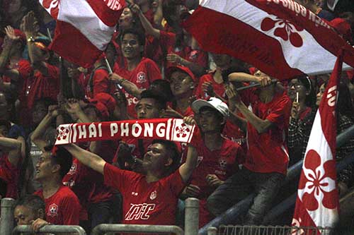 "Bão" CĐV Hải Phòng làm nổi sóng sân Hàng Đẫy - 14