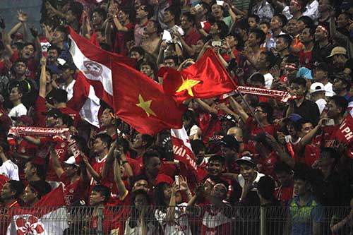 "Bão" CĐV Hải Phòng làm nổi sóng sân Hàng Đẫy - 15