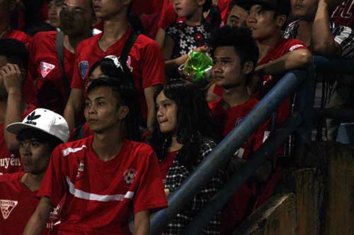 "Bão" CĐV Hải Phòng làm nổi sóng sân Hàng Đẫy - 2