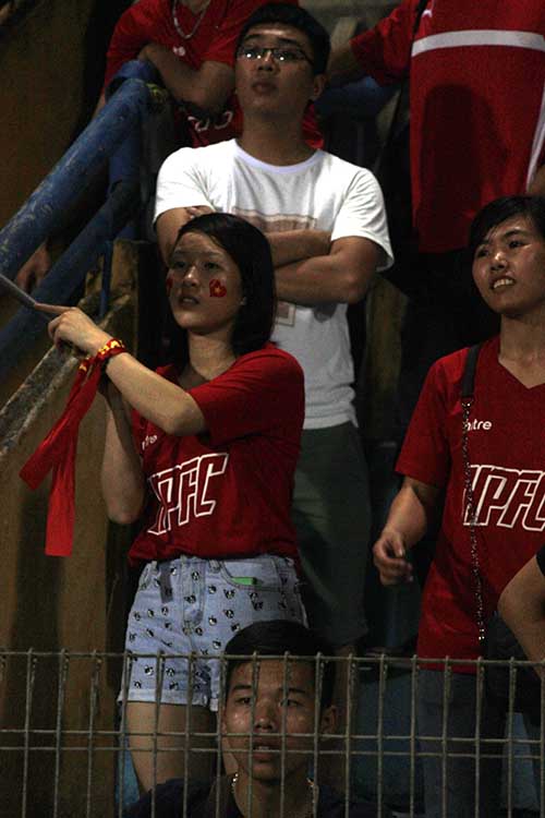 "Bão" CĐV Hải Phòng làm nổi sóng sân Hàng Đẫy - 3