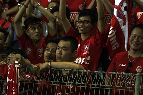 "Bão" CĐV Hải Phòng làm nổi sóng sân Hàng Đẫy - 5