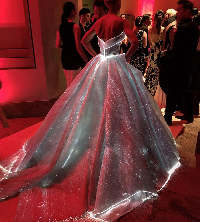 Váy phát sáng ở Oscar Thời Trang