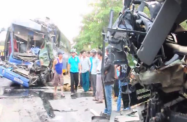 2 ô tô lao vào nhau trong đêm, 14 người gặp nạn - 2