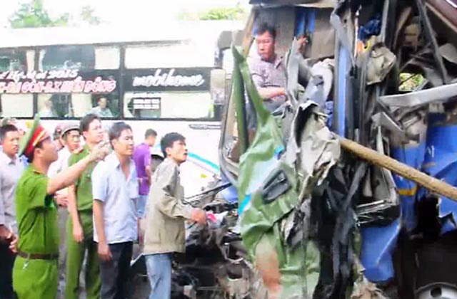 2 ô tô lao vào nhau trong đêm, 14 người gặp nạn - 1