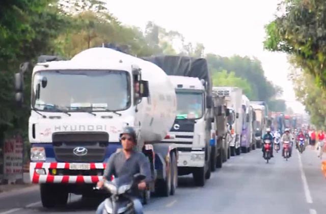 2 ô tô lao vào nhau trong đêm, 14 người gặp nạn - 4