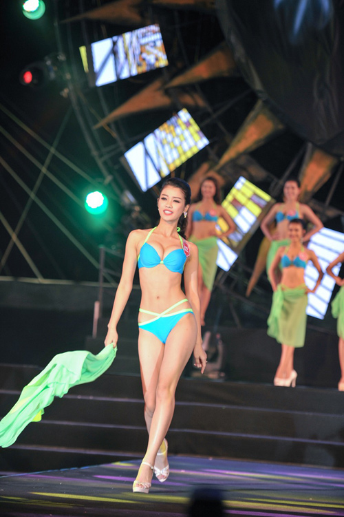 Thí sinh Hoa hậu Biển thi bikini “đốt nóng” Tuần Châu - 7