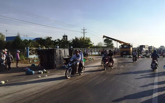 Hai xe tải đối đầu, 2 người tử vong tại chỗ - 2