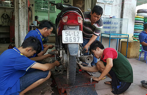 Tiệm sửa xe kỳ lạ giữa Sài Gòn - 1