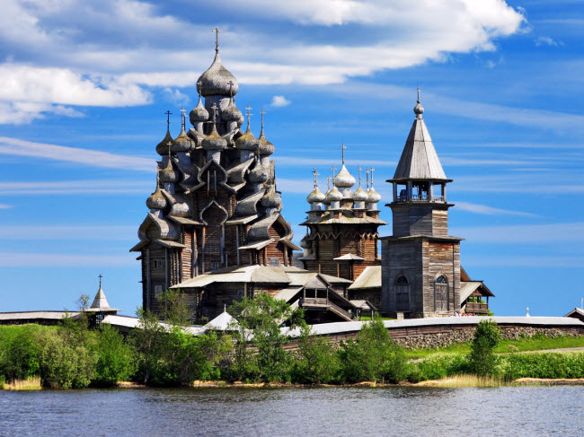 Nằm cạnh hồ Onega trên đảo Kizhi ở Nga, nhà thờ đạo Cơ đốc gây ấn tượng với kiến trúc độc đáo bao gồm 22 đỉnh vòm lớn nhỏ. Hòn đảo Kizhi cũng nổi tiếng với nhiều ngôi nhà được xây dựng bằng gỗ.