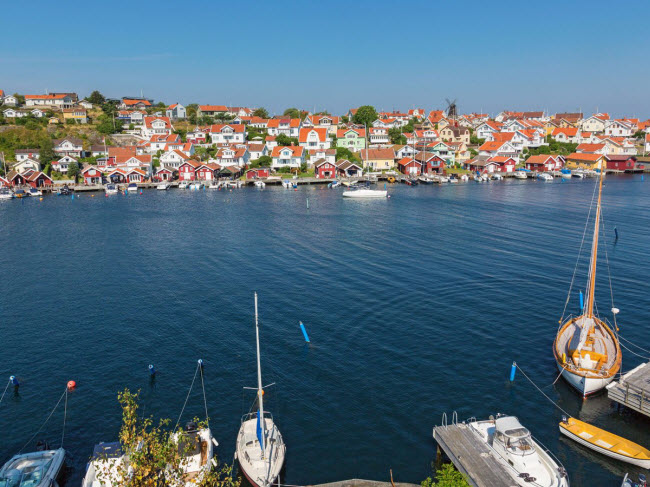 Vùng Fiskebäckskil ở bờ biển phía tây Thụy Điển nổi tiếng với những làng chài và cảnh tàu thuyền tấp lập ra vào bến.  Du khách có thể thưởng thức hải sải tươi sống, đi dạo hay đạp xe dọc bờ biển khi tới tham quan điểm du lịch này.