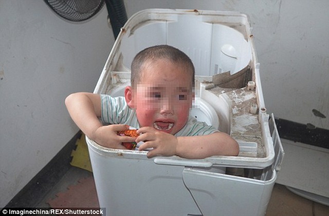 TQ: Bé 2 tuổi kẹt trong máy giặt, bố mẹ ở ngoài bất lực - 1
