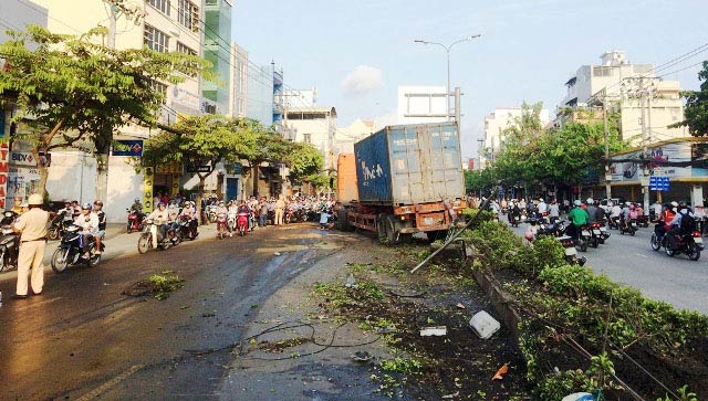 TPHCM: Container “làm loạn” dưới chân cầu vượt thép - 1