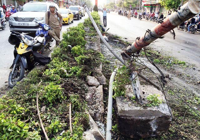 TPHCM: Container “làm loạn” dưới chân cầu vượt thép - 3