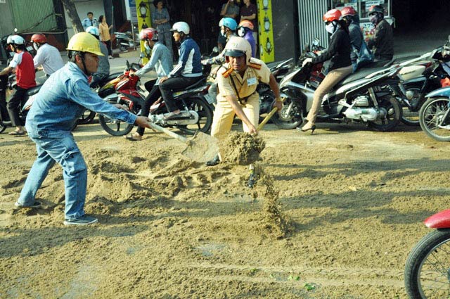 TPHCM: Container “làm loạn” dưới chân cầu vượt thép - 4