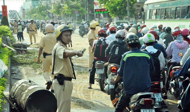 TPHCM: Container “làm loạn” dưới chân cầu vượt thép - 5