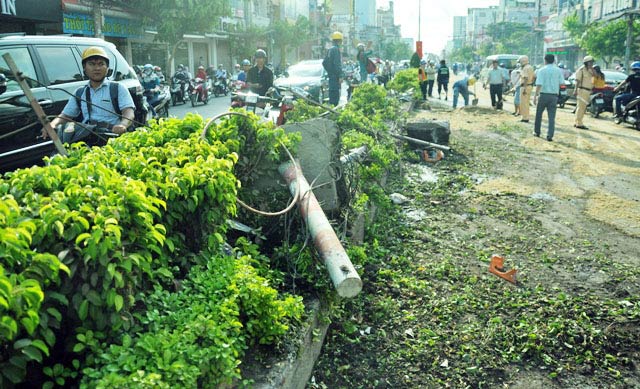 TPHCM: Container “làm loạn” dưới chân cầu vượt thép - 2