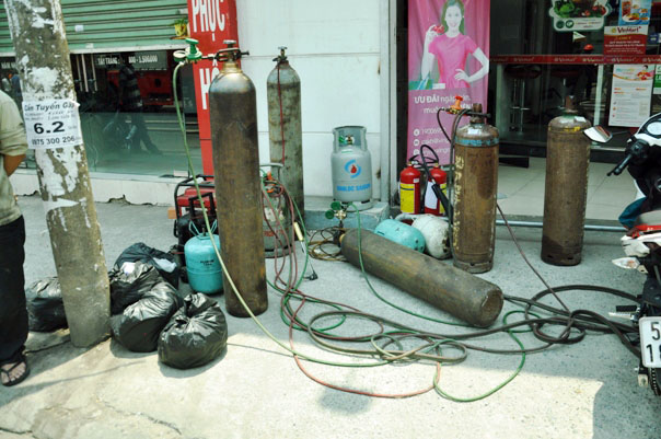 Clip: Garage ô tô cháy dữ dội giữa trung tâm Sài Gòn - 4