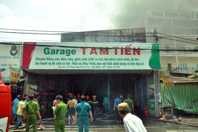 Clip: Garage ô tô cháy dữ dội giữa trung tâm Sài Gòn - 6